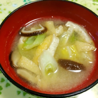 油揚げ・椎茸・白菜・ねぎの味噌汁